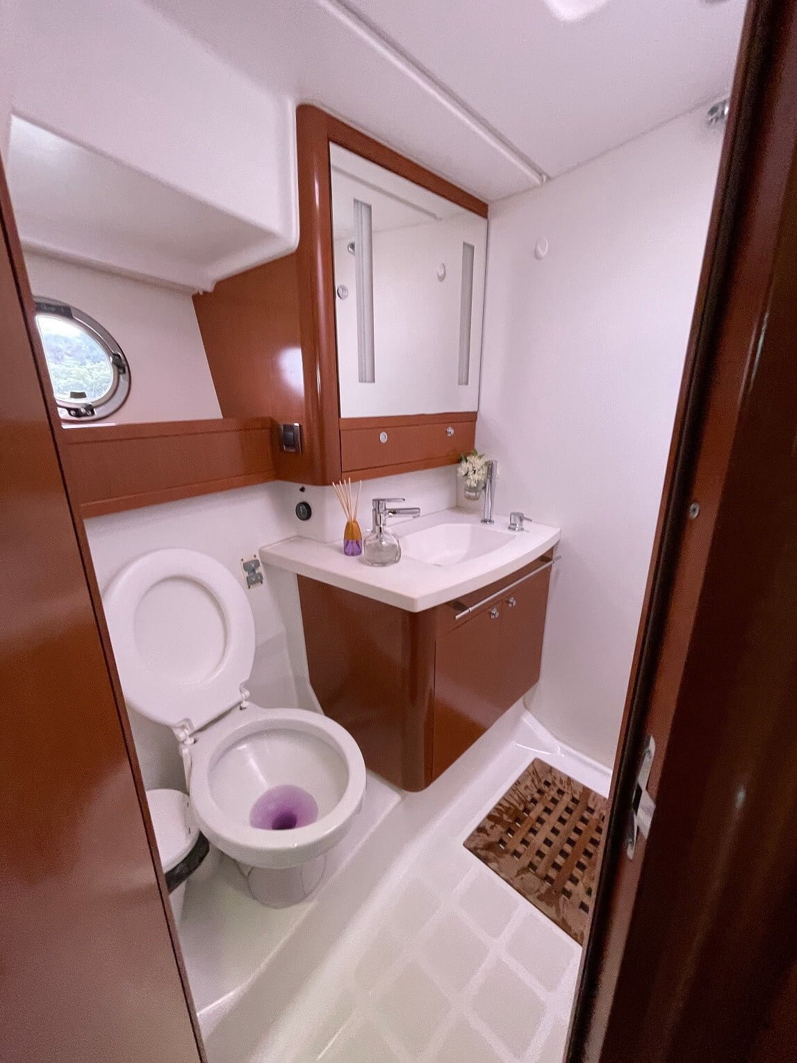 5.Boat-Lux-44-pes-duas-suites-climatizada-sala-cozinha-e-andar-superior-Beneteau.jpg