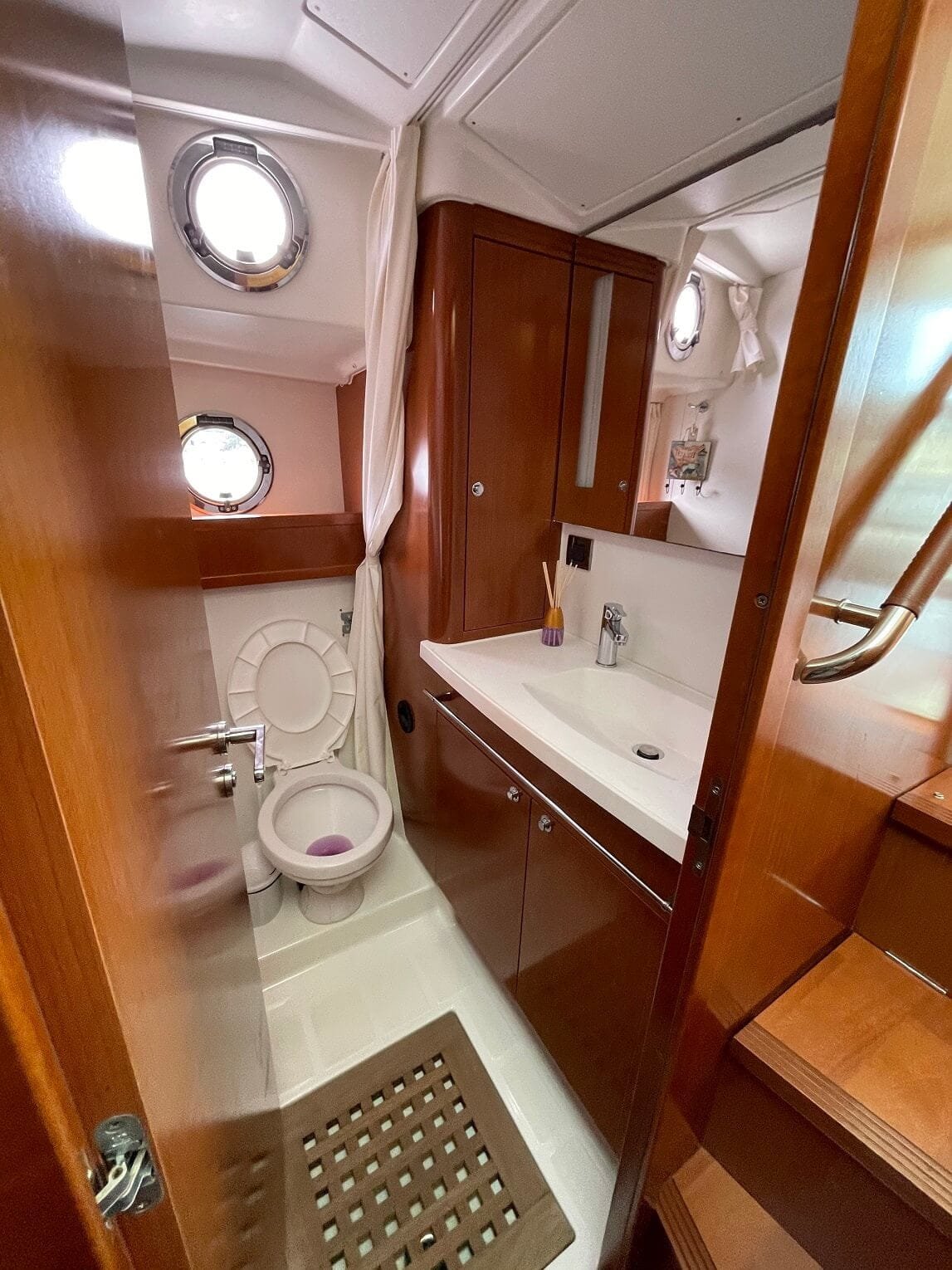 Boat-Lux-44-pes-duas-suites-climatizada-sala-cozinha-e-andar-superior-Beneteau.jpeg