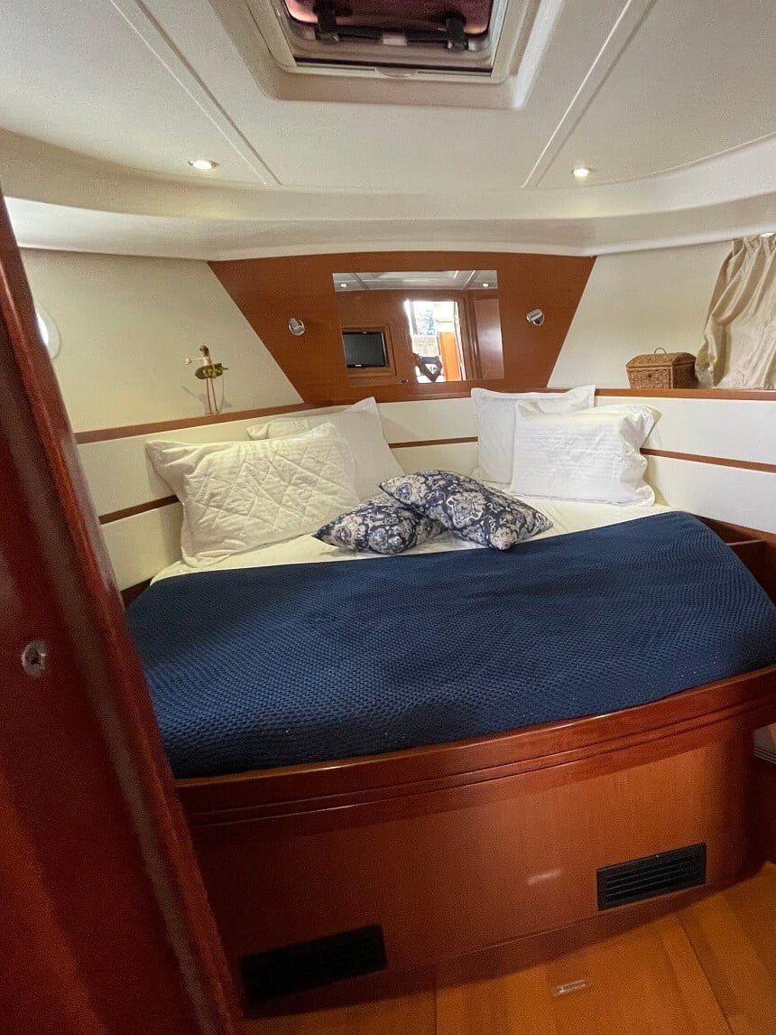 Boat-Lux-44-pes-duas-suites-climatizada-sala-cozinha-e-andar-superior-Beneteau.jpg